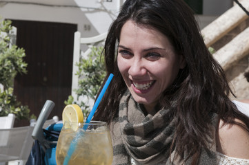 Donna che beve aperitivo