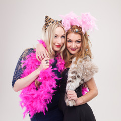 Frauen machen Foto vor Photobooth