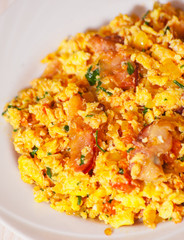 scrambled eggs with tomato and bacon