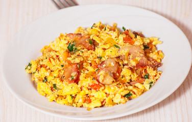 scrambled eggs with tomato and bacon