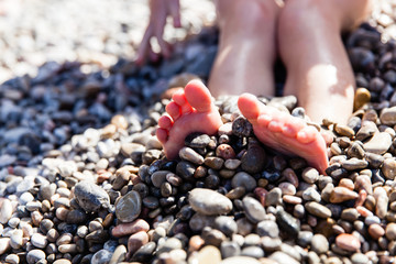 Füße im Steinstrand