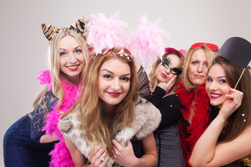 Frauen machen Foto vor Photobooth