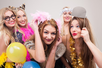 Frauen machen Foto vor Photobooth