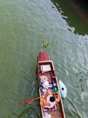 Obraz premium Ampawa Floating Market - March 31, 2015: The most famous floatin