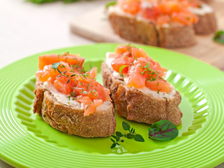 Sandwich with salted salmon and cream cheese.