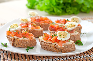 Sandwich with salted salmon and cream cheese.