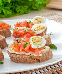 Sandwich with salted salmon and cream cheese.