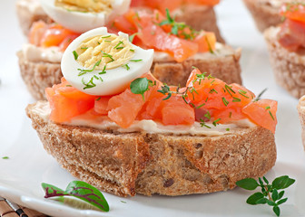 Sandwich with salted salmon and cream cheese.