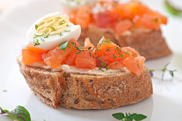 Sandwich with salted salmon and cream cheese.