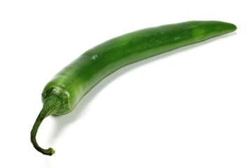 grüne Peperoni isoliert auf weißem Hintergrund