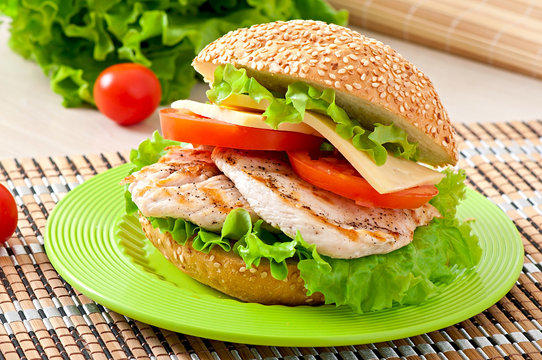 Chicken sandwich with salad and tomato