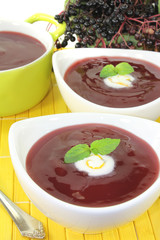 Holundersuppe mit Sahneklecks