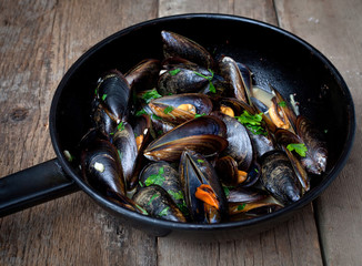 Mussels cooked with white wine sauce