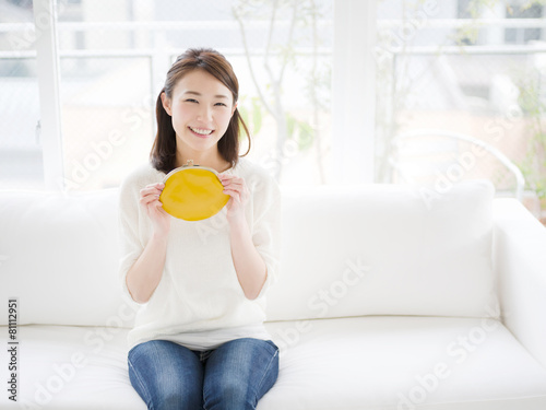 財布を持つ若い女性