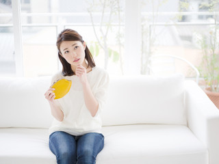 財布を持つ若い女性