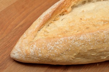Weissbrotlaib auf Holzplatte