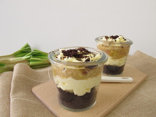Kuchen ohne Backen mit Rhabarber und Schokoladenkeks Boden