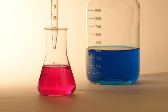 Erlenmeyerkolben mit B&uuml;rettenspitze  und Laborflasche