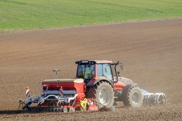 Fototapeta premium Landtechnik - Getreideaussaat, Aufnahme mit Teleobjektiv