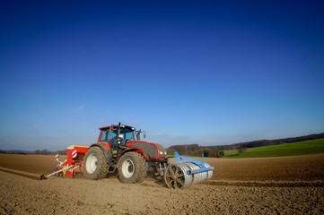 Obraz premium Ackerbau, bei der Getreideaussaat, Weitwinkelaufnahme