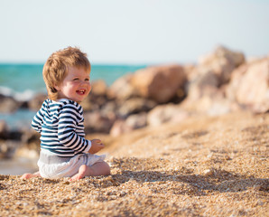 Fototapeta na wymiar Little boy on the beach