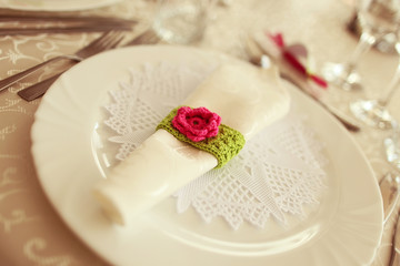 Obraz na płótnie Canvas Green and fuchsia wedding napkin an table