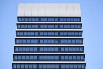 Fototapeta premium Fassade eines modernen Bürogebäudes in Hamburg, Deutschland