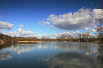 Seepanorama bei sonnigem Wetter mit Wolkenhimmel
