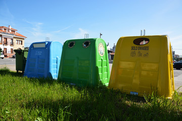 contenedores de basura en la calle