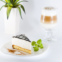 Торт и капучино