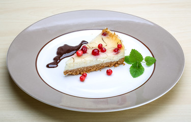 Cheesecake with berries and mint