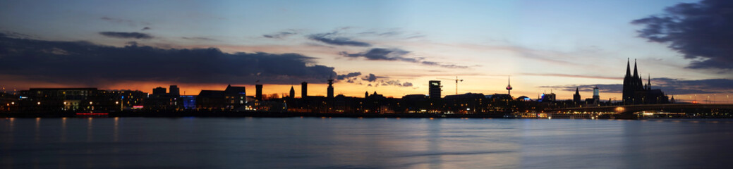 Fototapeta na wymiar Köln Dom & City Abenddämmerung Sonnenuntergang Panorama