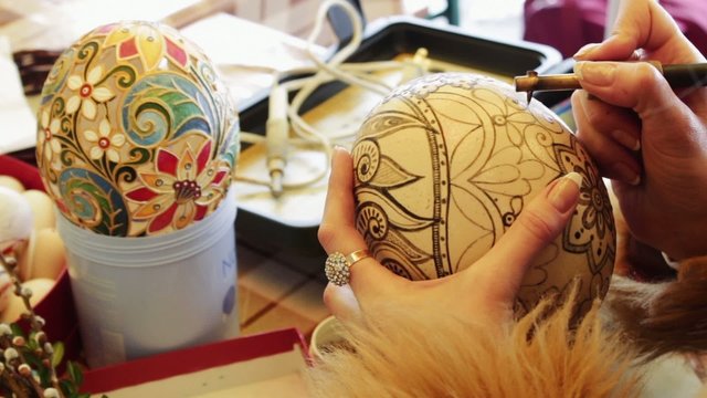 Man paints the Easter Egg