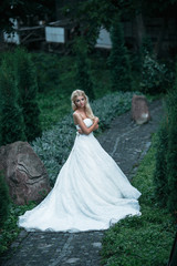 Fototapeta premium Beautiful bride in the park