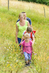 Wandernde Familie im Grünen