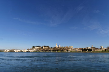 Fototapeta na wymiar Avignon : le Rhône, le pont et le centre historique