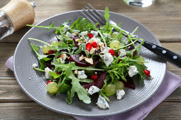 Salad with arugula and beet