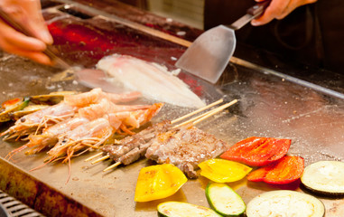 Carne, pesce e verdura sulla griglia, fuoco selettivo