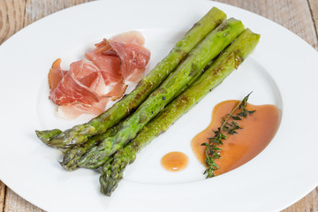 Grüner Spargel mit Schinken und Sauce