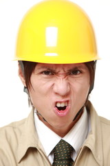怒る作業員