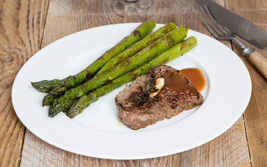 Grüner Spargel und Rindersteak und Sauce