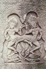 Fototapeta na wymiar the beautiful ancient carving on the stone at Angkor wat