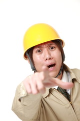 ショックを受ける作業員