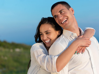 Obraz premium happy young romantic couple have fun arelax relax at home