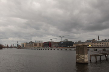 Fototapeta premium Berlinpanorama vom Treptower Spreeufer (April 2015)