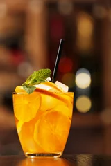 Photo sur Plexiglas Cocktail Glass of cocktail on bar background