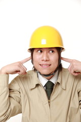 騒音に困る作業員