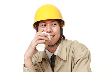 コーヒーブレイクをとる作業員