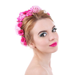Naklejka premium Portret młoda kobieta z kwiatami w włosy odizolowywającym na bielu