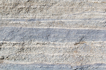 strates sur falaise de sable et de gravillons